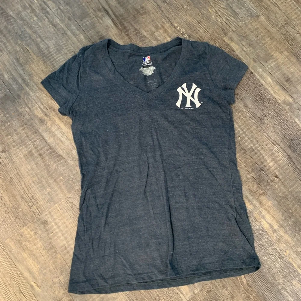 Genuine Merchandise New York Yankees T-Shirt V-Neck - Picture 1 of 3